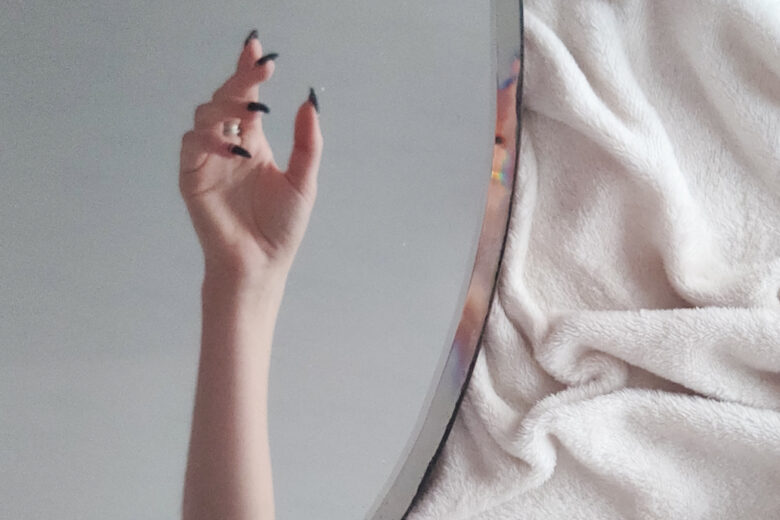 Press-on nails: la tendenza mani che spopola sui social