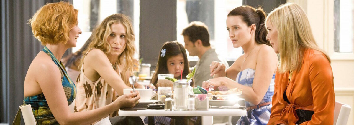 Kim Katrall camicia arancione