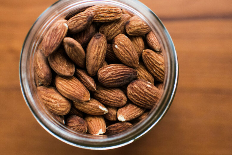 12 snack da tenere in ufficio per una merenda sana e light