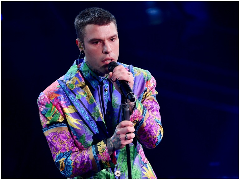 unghie fedez nail art smalto collezione layla cover mobile