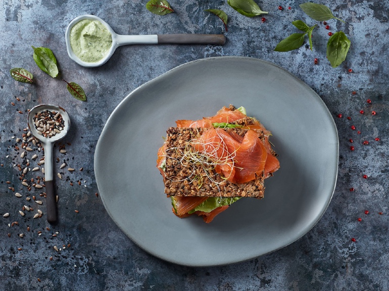 Crackers di semi con salmone affumicato MOWI