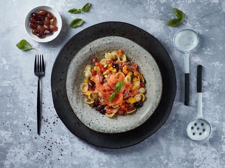 Insalata di pasta con salmone affumicato MOWI