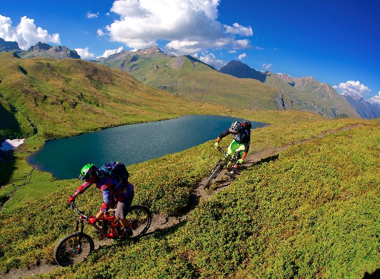 LA THUILE MTB panorama sul LAGO VERNEY La Thuile valle d aosta