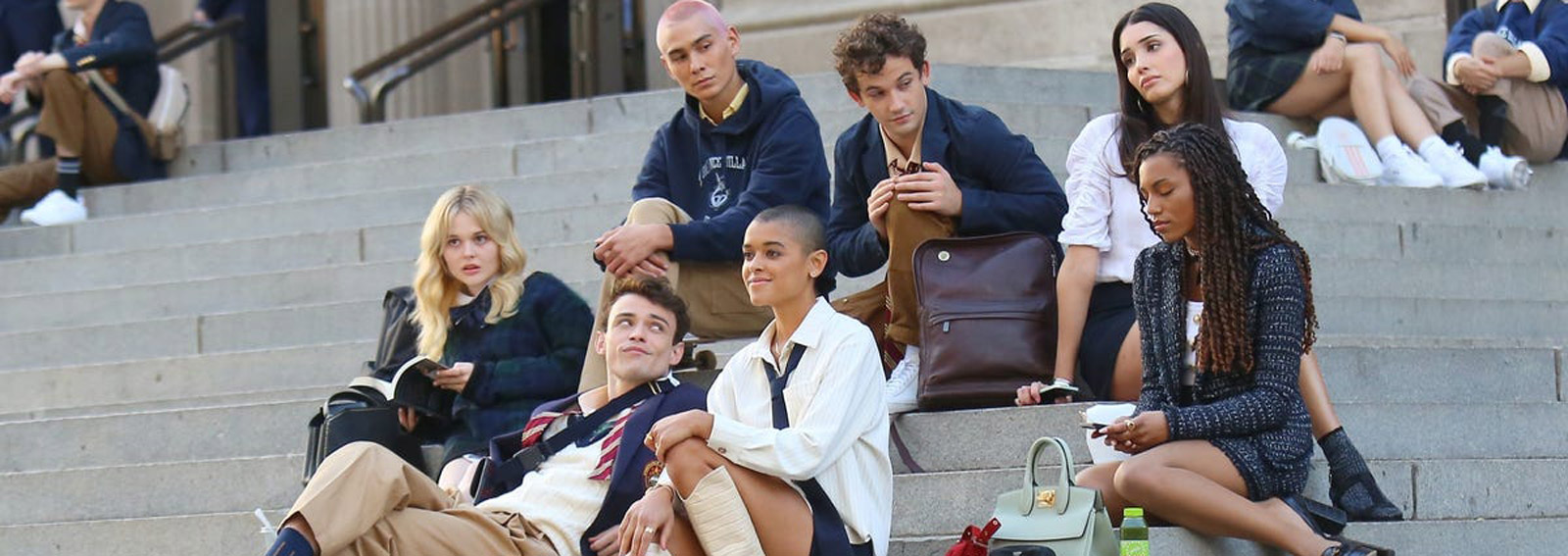 desk-gossip-girl-reboot