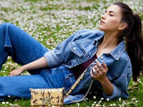Furla: la collezione borse Prefall 2021 indossata da Claudia Salas