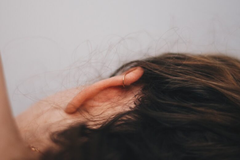 Ear seeds: ecco cos’è e come funziona l’ultimo trend benessere (amato anche dalle star)