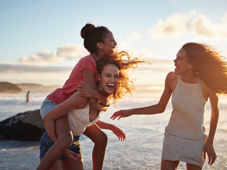 GettyImages-amiche spiaggia felici