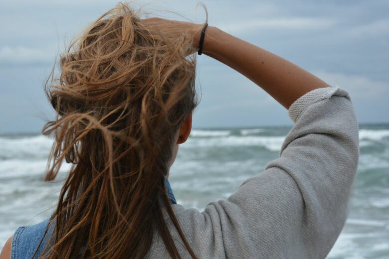 Capelli vacanze: cosa mettere nel beauty case