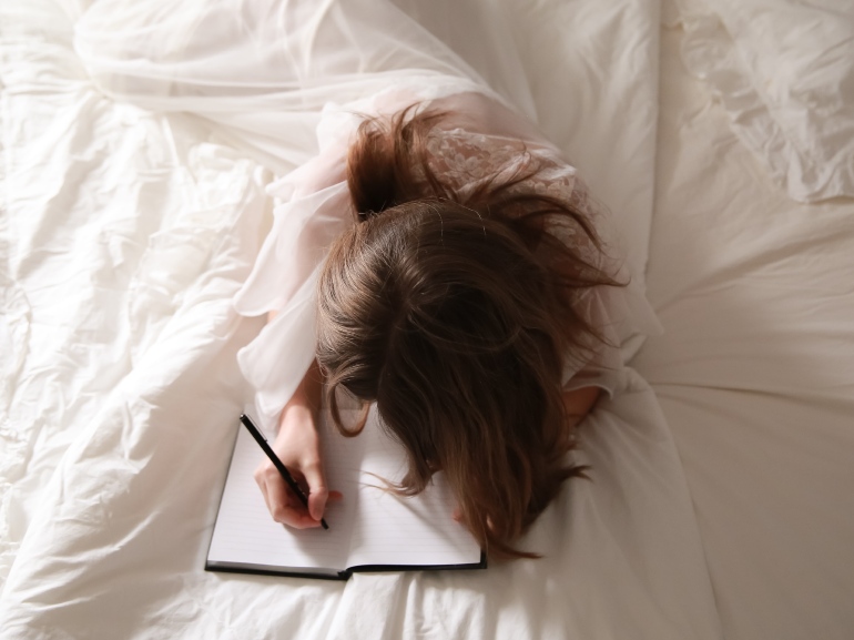 Non riuscite a dormire? Provate la pratica dello Sleep Journaling 