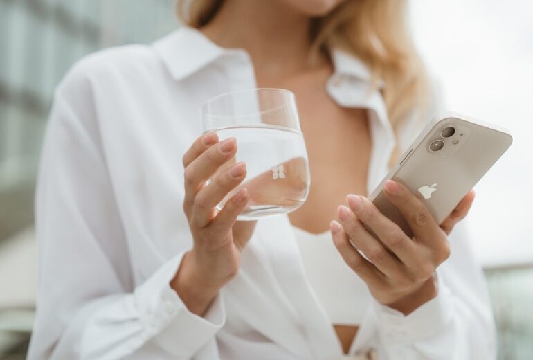 6 trucchi per bere 2 litri di acqua al giorno senza nemmeno accorgersene