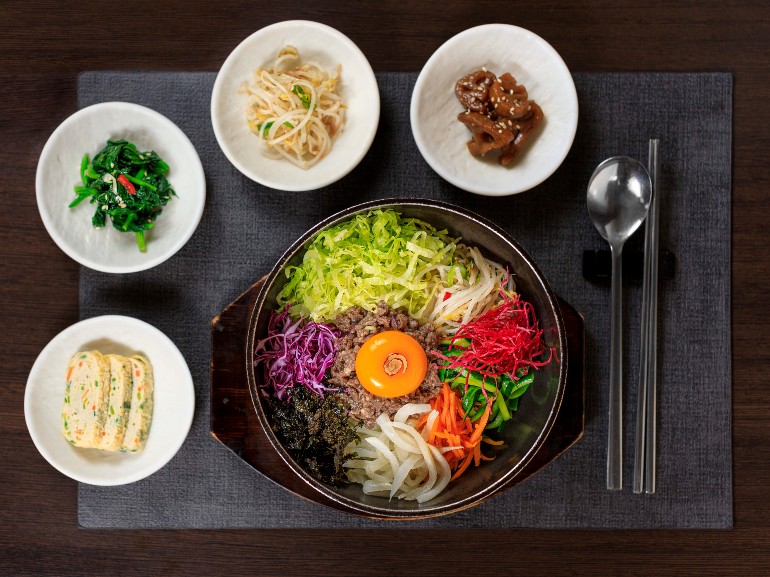 GAINN DOLSOT BIBIMBAP CON BANCHAN