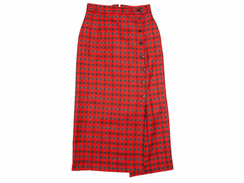 WOMAN_IN_BERWICH_g0301_ca1841-RED_01-(1)