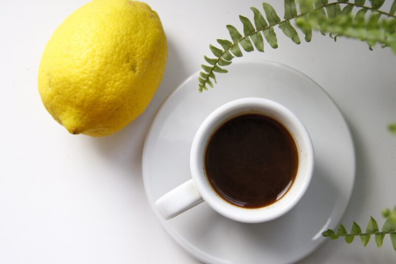 Bere caffè e limone aiuta davvero a dimagrire? Ecco la risposta