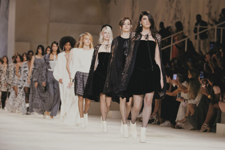 Chanel Cruise 2021-2022: la collezione rock di Virginie Viard sfila a Dubai
