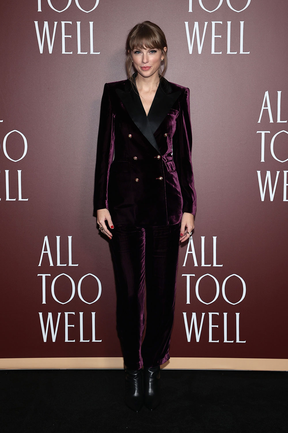 TAYLOR-SWIFT-con-completo-in-velluto-viola-di-ETRO-alla-premiere-of-All-Too-Well-courtesy-of-press-office