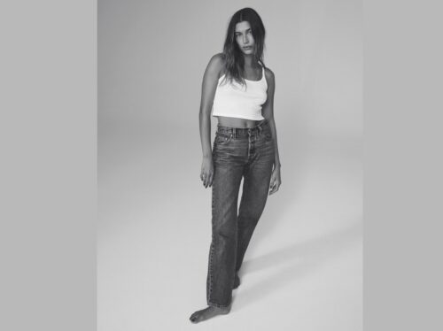 Hailey Bieber posa con i nuovi jeans Levi's 501