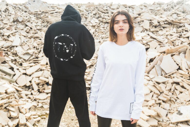 Ten Minutes To Moon: tra installazioni lunari, presentata a Milano la nuova collezione streetwear ecosostenibile