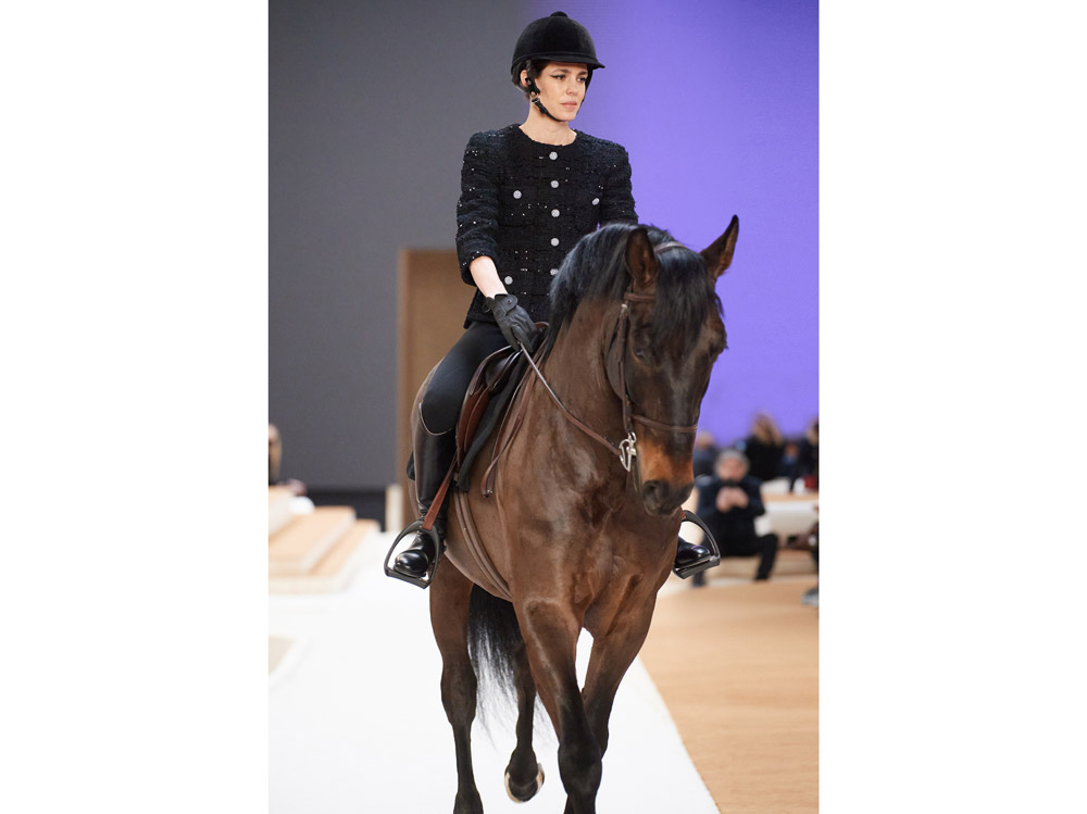 Chanel-Charlotte-Casiraghi-a-cavallo