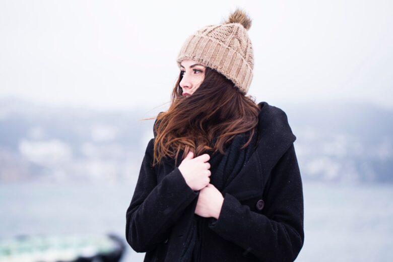 Come prendersi cura dei capelli in inverno: i migliori consigli per l’hair routine quotidiana