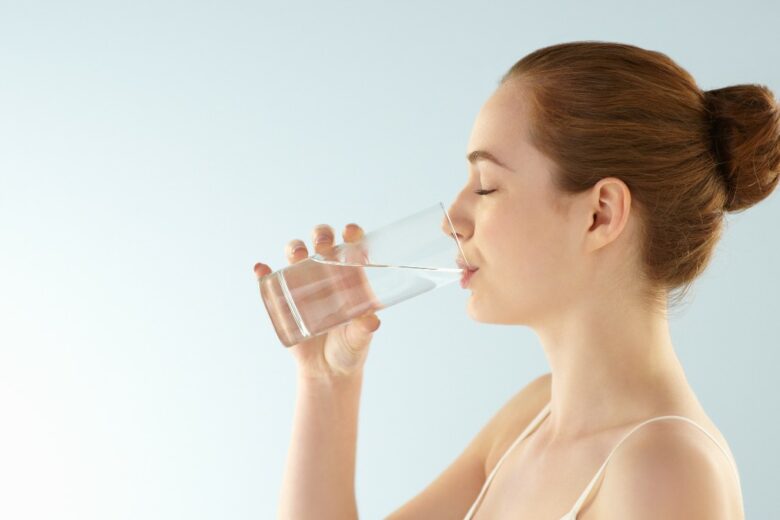 Bere 2 litri di acqua al giorno aiuta davvero a dimagrire?