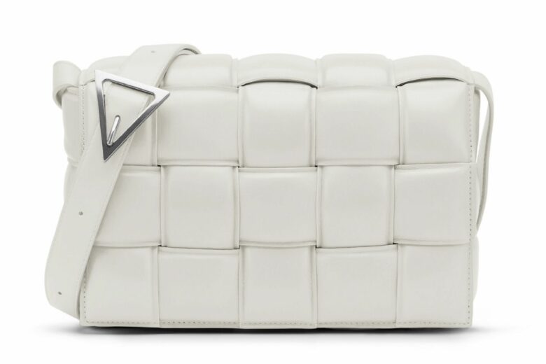 Oggetti del desiderio: la Padded Cassette Bag di Bottega Veneta che fa impazzire le star