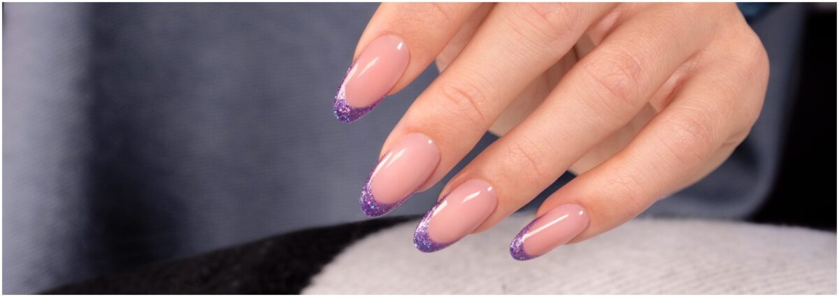 mini french manicure tendenze unghie 2022 cover desktop