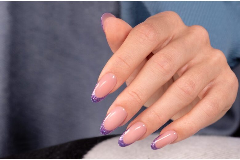 Mini french manicure: la nail art più chic per la Primavera Estate 2022