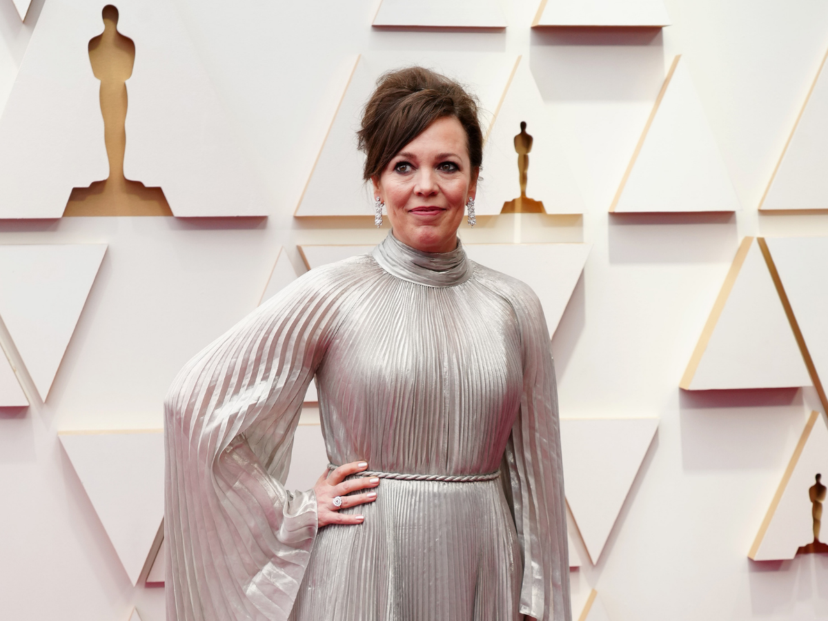 oscar-2022-beauty-look-olivia-colman