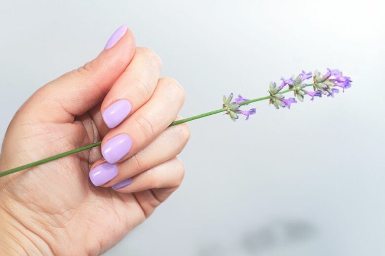 Le unghie color lavanda sono il nuovo trend must-try sui Social: ecco le nail art più belle