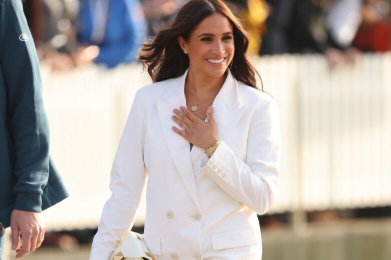 Meghan Markle, il ritorno in Europa e quel look total white di Valentino che fa sognare