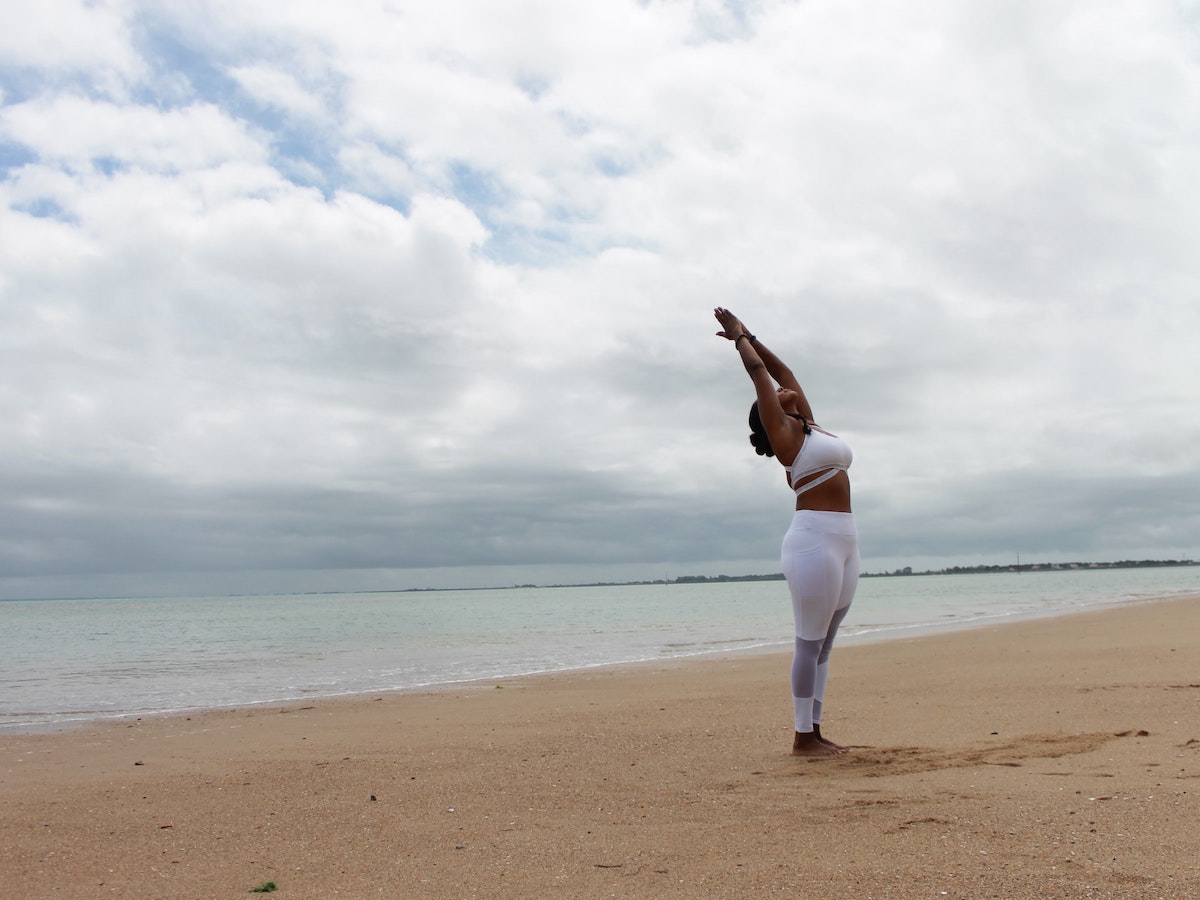 yoga ragazza mare spiaggia