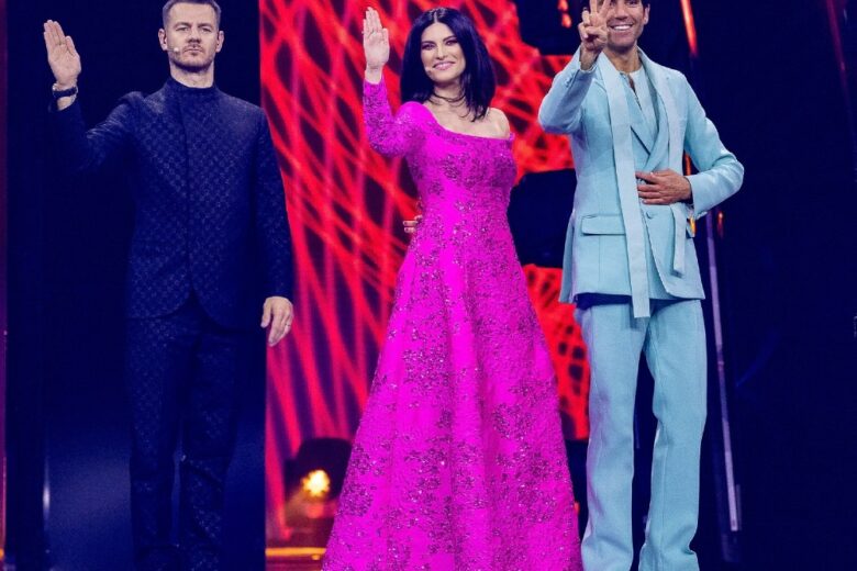 Eurovision 2022: Laura Pausini brilla in rosa Valentino nella prima serata