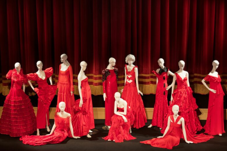90 anni di Valentino: una mostra di abiti e una felpa iconic per celebrare il compleanno dell’Imperatore della moda