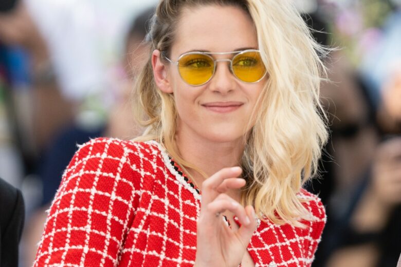 Kristen Stewart, la nostra “rebel girl” del cuore in Chanel rosso fuoco per un perfetto pit stop di stile