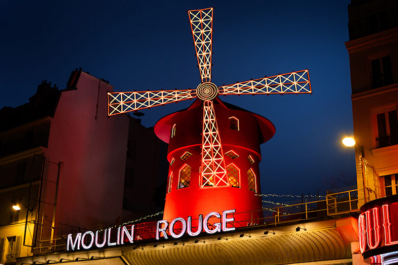 E se vi dicessimo che si può dormire nelle stanze segrete del Moulin Rouge?
