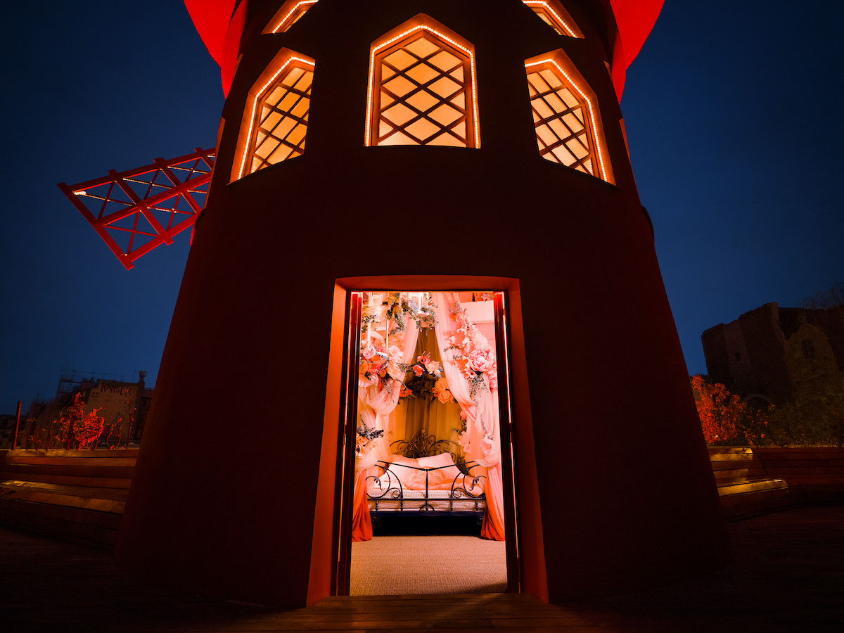 moulin rouge stanza airbnb