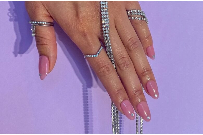 Tendenze nail art estate 2022: le unghie gioiello sono il must del momento!