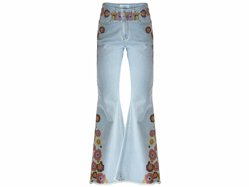 Jeans a fiori il (micro) trend più dolce dell'estate 2022