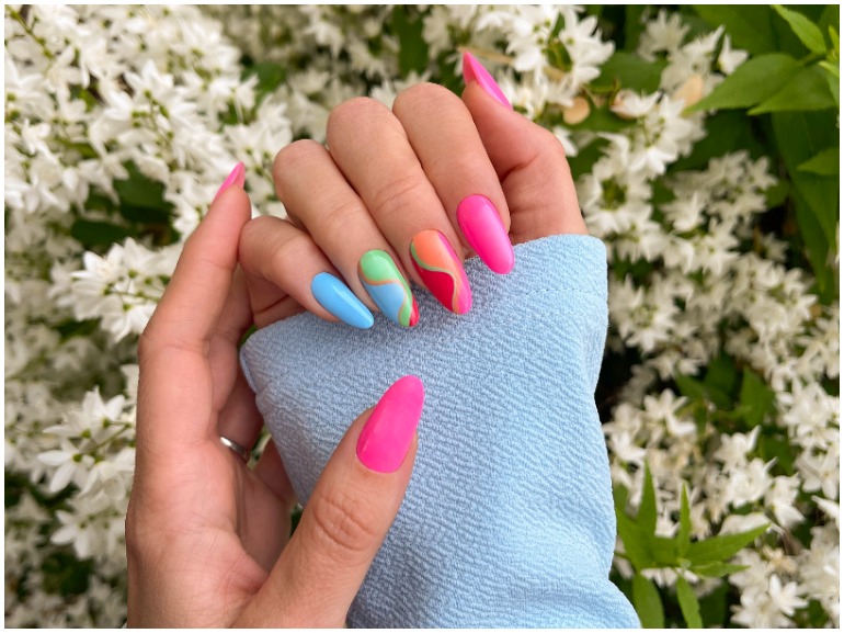 Skittle manicure unghie colorate nail art estate 2022 cover mobile