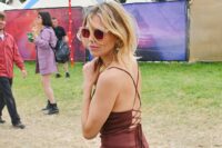 L’abito di Sienna Miller al Festival di Glastonbury è il vestito must che indosseremo tutta l’estate