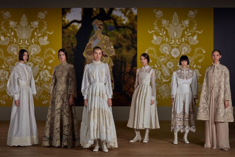Dior Haute Couture Fall Winter 2023: un omaggio all’arte e al folklore internazionale