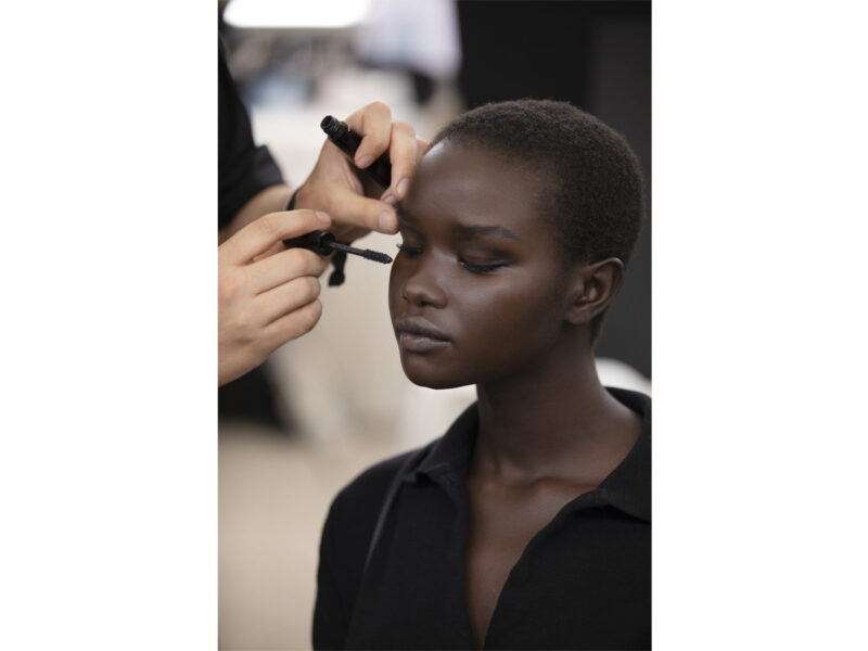 chanel-sfilata-haute-couture-beauty-look-make-up-trucco-autunno-inverno-2022-2023-07