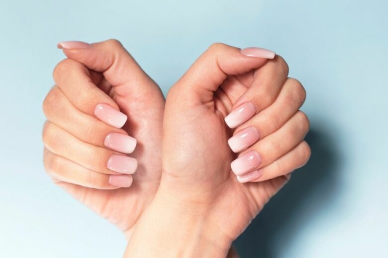 L’American manicure è il nail look più chic dell’estate. Ecco come farlo