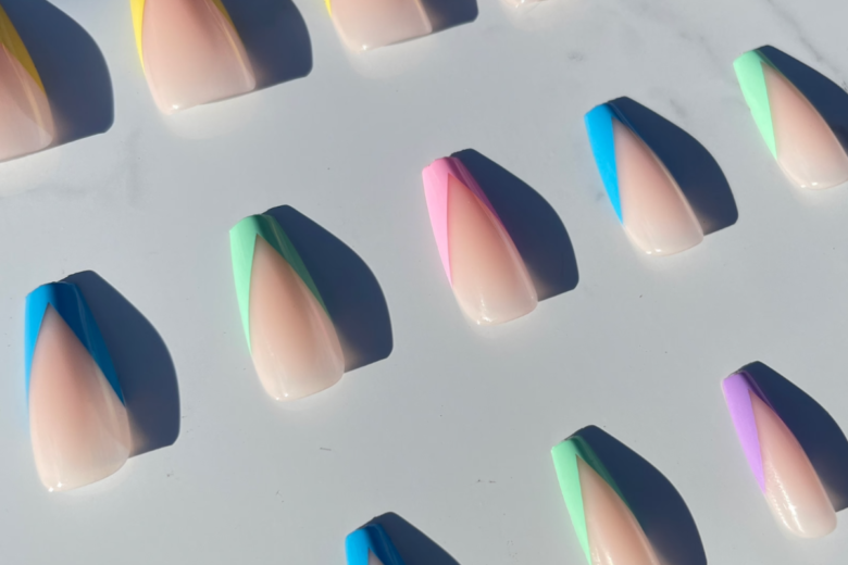 Unghie arcobaleno: la manicure multicolor perfetta per l’estate