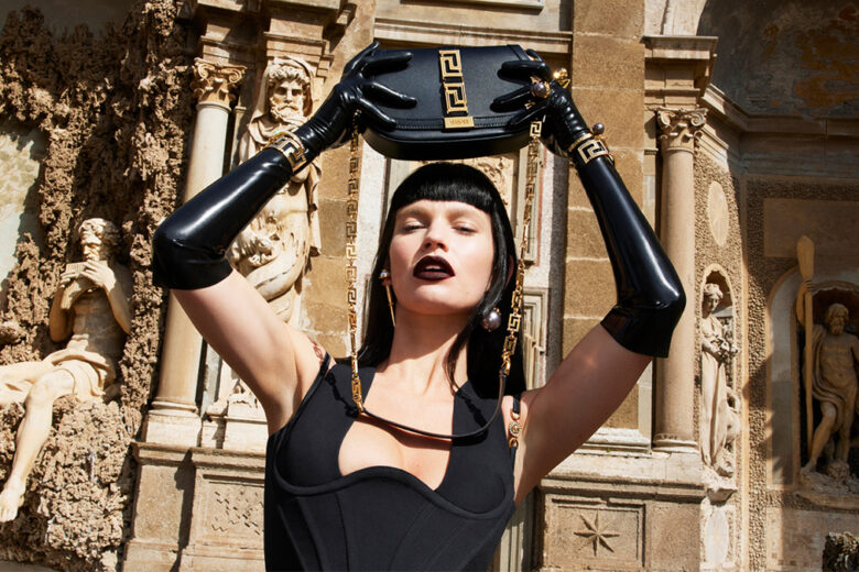 Greca Goddess, la nuova borsa di Versace è un omaggio al mito e alla cultura greca