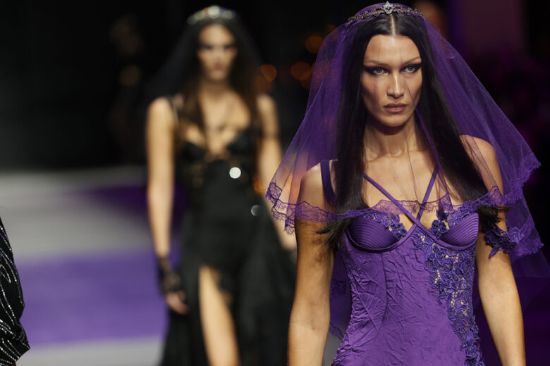 Tra spose dark e guerriere sensuali Versace presenta la sua collezione SS23