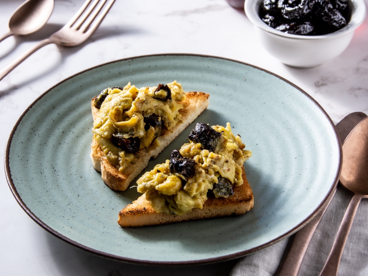 brunch uova strapazzate alle Prugne della California_Ph California Prune Board