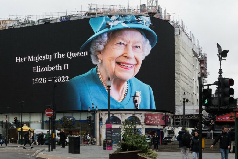 Burberry e Raf Simons cancellano la sfilata per la morte della Regina. Cosa succederà alla London Fashion Week?