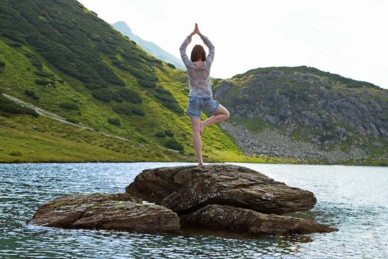 Yoga in natura d’autunno: i principali benefici (e dove) praticare all’aria aperta