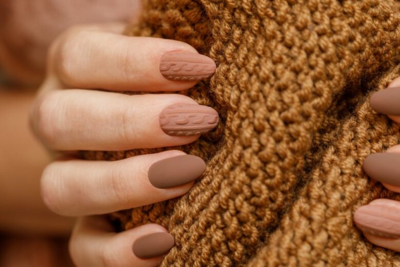 Dai un finish opaco alla manicure autunnale scegliendo queste nail art
